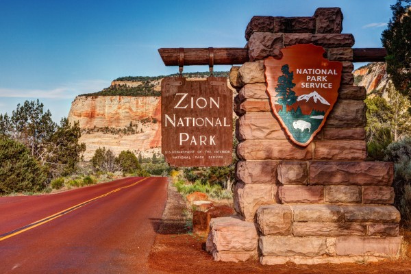 Calatoria continua catre cel mai vechi parc din Utah, Canionul Zion, cu ale sale stanci in forma de catedrala, unele ajungand si pana la inaltimi de 914 m.