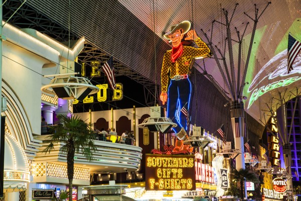 Insa seara este momentul de varf, in special in Fremont Street, unde se imbina armonios exploziile de sunet si lumina.