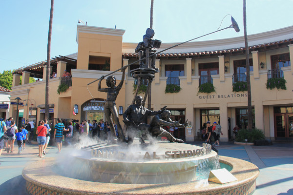 Optional, Vizita la studiourile Universal Studios din Hollywood, cele mai mari studiouri de film din lume.