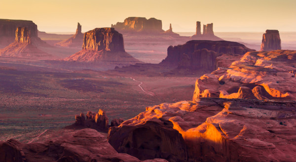 Monument Valley, unde ne vom gasi inconjurati de stanci si dealuri de un rosu aprins. Cu o lungime de aproximativ 40 km si o latime de 25 km, acest loc impresioneaza prin terenul aplatizat in contrast cu stancile enorme ce se ridica din loc in loc.