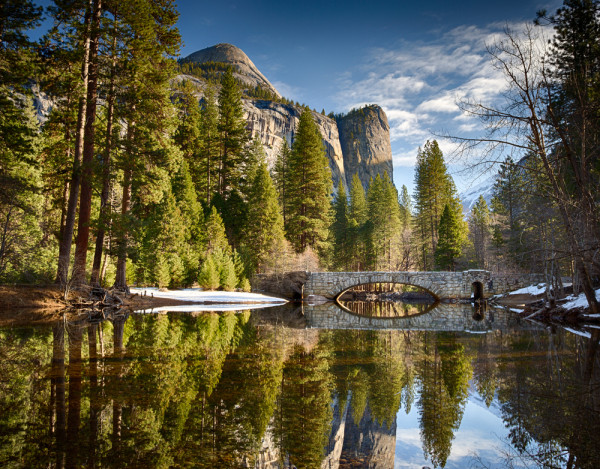 Astazi vom vizita Parcul National Yosemite, unul dintre cele mai frumoase parcuri din Statul California, care ne va surprinde cu peisaje alpine reconfortante, paduri de pin, dar si cascade magnifice si stanci de monolit alb pur.