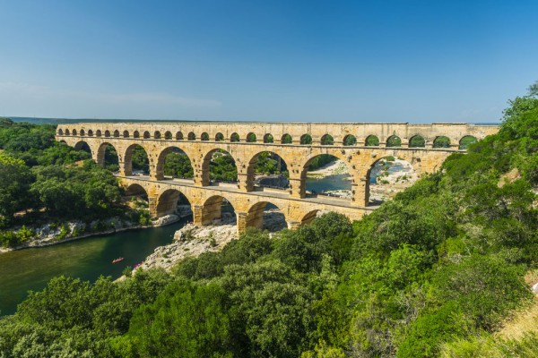 Continuam  turul nostru cu cel mai vizitat monument antic din Franta, inclus in patrimoniul UNESCO, si anume apeductul Pont du Gard