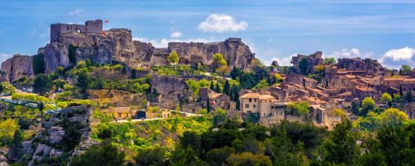 Traseul zilei va continua spre Les Baux de Provence, sat considerat unul din cele mai frumoase din Franta