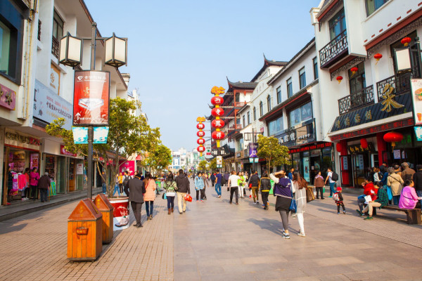 Vizitam faimoasa strada de shopping Guan Qian, onorata cu titulatura de una dintre cele 4 celebre strazi pietonale din China