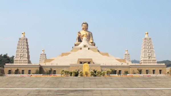 Punctul central al complexului este o statuie colosala a lui Buddha Amitabha, inalta de 108 metri (aproximativ 36 de etaje).
