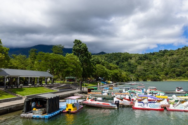 Dupa masa, o plimbare cu hidrobicicleta pe Lacul Liyu este o experienta relaxanta si memorabila, care ne va conecta cu frumusetea naturala a Taiwanului.
