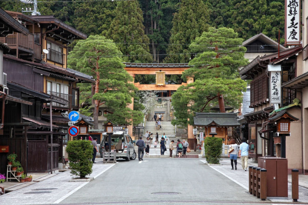 Takayama este unul dintre putinele orase din Japonia care a pastrat vechile obiceiuri si traditii, lucru care poate fi observat la o simpla plimbare prin orasul vechi.
