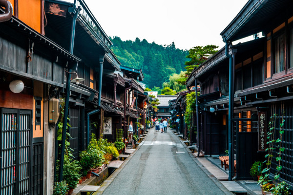 Takayama este unul dintre putinele orase din Japonia care a pastrat vechile obiceiuri si traditii, lucru care poate fi observat la o simpla plimbare prin orasul vechi.