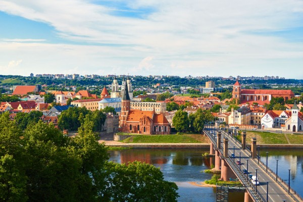 De aici continuam spre Kaunas, al doilea oras ca marime din Lituania, capitala interbelica a tarii, un oras plin de viata, bogat in muzee si edificii religioase remarcabile