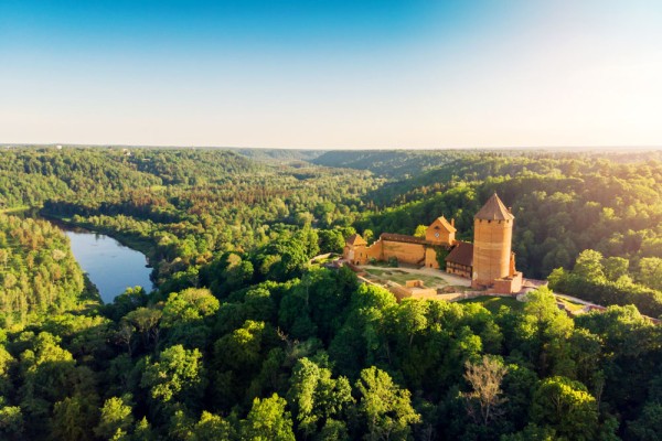 Optional, va propunem o excursie de ½ zi in pitorescul oras Sigulda poarta de acces in Parcul National Gauja unde vom vizita ruinele castelului medieval al cavalerilor Ordinului Livonian