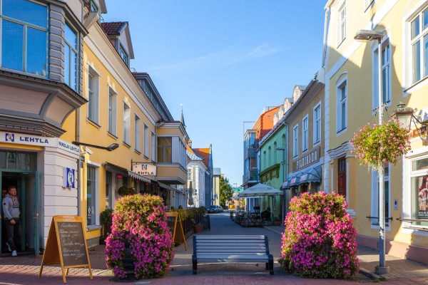 Dimineata continuam calatoria noastra baltica prin Estonia spre Parnu, fost oras hanseatic, si statiunea estivala cea mai cunoscuta a tarii ce isi datoreaza succesul de voga bailor de namol si a frumoasei sale plaje de nisip alb.