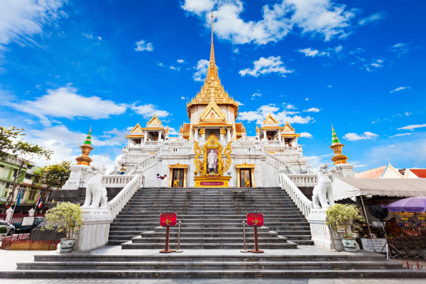 Incepem incursiunea cu vizitarea cele mai neobisnuite temple Budiste din Bangkok: Wat Trimitr care contine faimoasa statuie Buddha de aur inalta de 3 metri, realizata din 5,5 tone de aur masiv