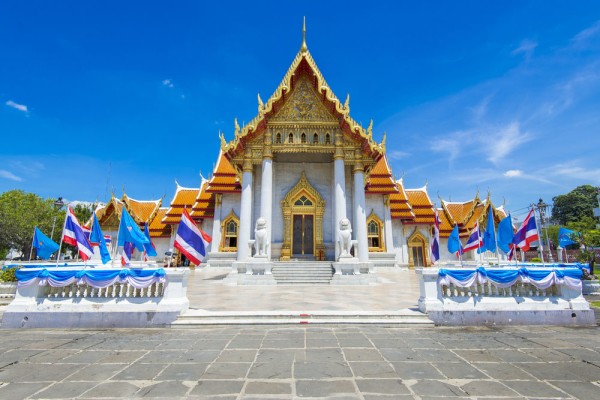 si Wat Benjamaborpitr-cunoscut si ca Marele Templu de Marmura Alba, o adevarata comoara a arhitecturii thailandeze.