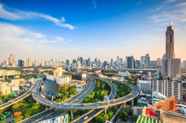 O metropola in adevaratul sens al cuvantului, Bangkok-ul impresioneaza cu un amestec interesant intre estul traditional si vestul modern, fiecare strada din oras rezervand surprize vizitatorilor.