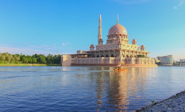 Moscheea Putra–despre care se spune ca evoca Moscheea Regelui Hassan din Casablanca, sau Monumentul Mileniului.