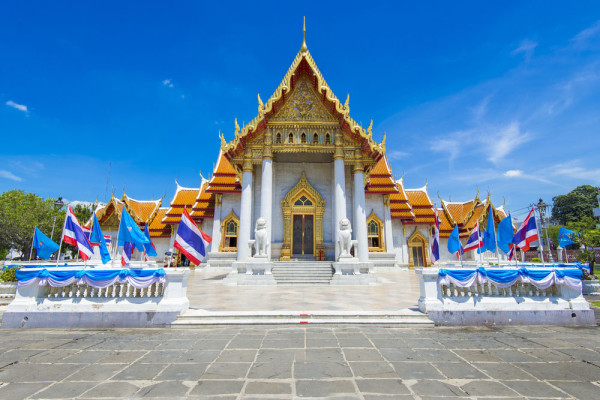 si Wat Benjamaborpitr - cunoscut si ca Marele Templu de Marmura Alba, o adevarata comoara a arhitecturii thailandeze.