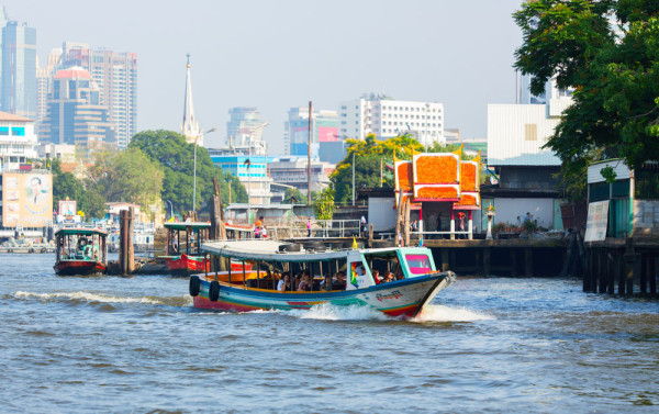 Servim pranzul la un restaurant local si continuam cu o croaziera de-a lungul canalelor din partea veche, Thonburi,