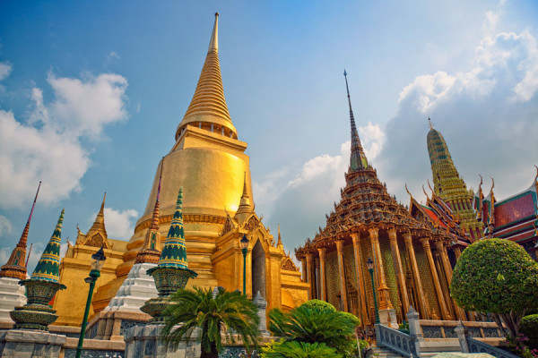 Continuam cu vizita la Wat Pho, cel mai mare templu din Bangkok, renumit pentru impresionanta statuie de 45 metri a lui Budha culcat.