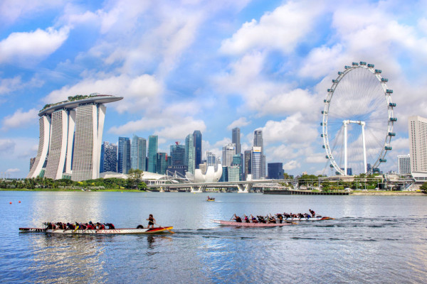 Singapore este o metropola moderna foarte curata, unii spun sterila, inconjurata de parcuri verzi si atent ingrijite. In Singapore, mancarea este considerata atractie culturala, ea fiind foarte importanta pentru identitatea nationala.
