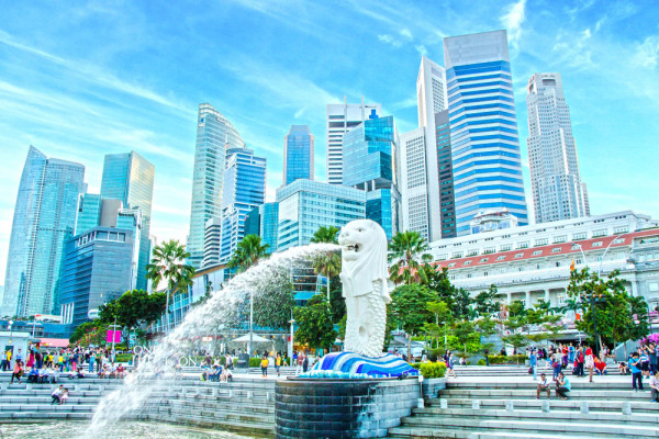 Statuia Merlion, simbolul orasului, o creatura imaginara cu cap de leu si trup de peste, care reprezinta originile umile ale orasului ca sat pescaresc.