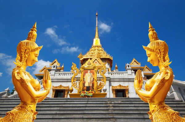Turul Templelor din Bangkok, cu vizitarea a doua dintre cele mai neobisnuite temple Budiste din Bangkok: Wat Trimitr care contine faimoasa statuie Buddha de aur inalta de 3 metri