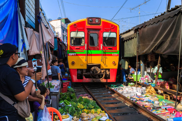 Continuam cu o vizita la „ciudata” Piata Maeklong – situata de-a lungul unei cai ferate