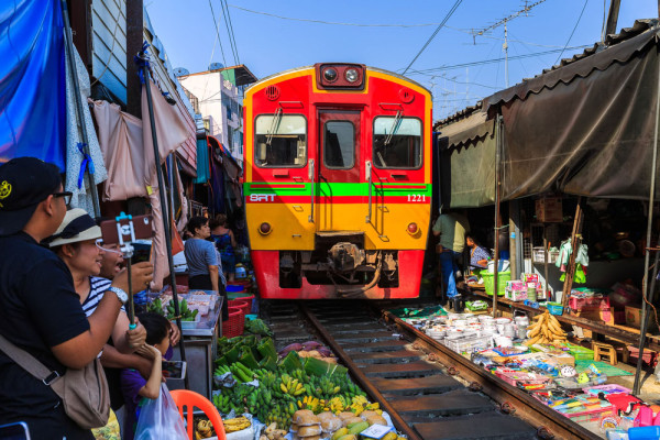Continuam cu o vizita la inedita Piata Maeklong–situata de-a lungul unei cai ferate