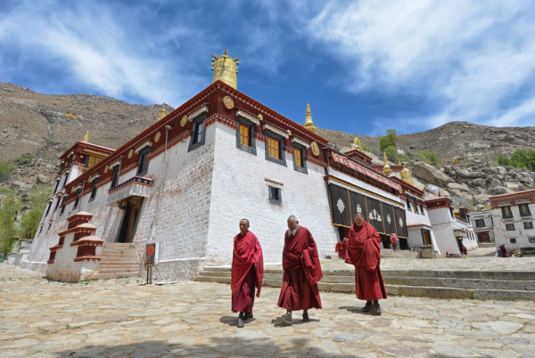 Continuam cu vizitarea Manastirii Sera, in tibetana-Trandafir Salbatic, pentru ca dealul din spatele ei era acoperit cu trandafiri salbatici infloriti in momentul construirii ei.