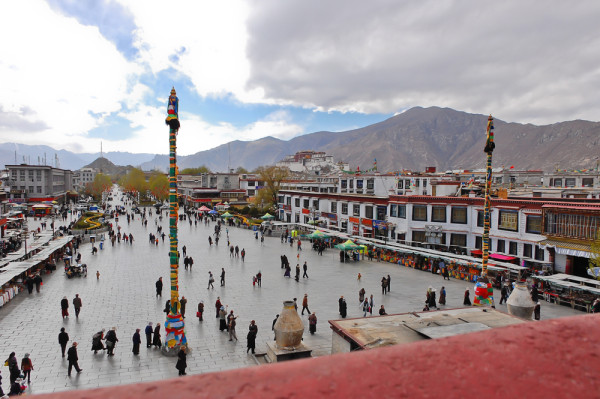 Ne intreptam spre agitata Strada Barkhor care este centrul religios si social al Lhasei. Multi pelerini se inghesuie pe aleea de 800 m lungime. Pe ambele parti ale aleii, comerciantii ofera diverse produse, in timp ce calugarii calatori mediteaza