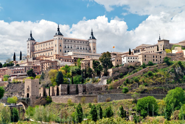 Excursie de la Toledo – “orasul celor trei culturi”. Vizita cu ghid local incepe cu descoperirea extraordinarei panorame a acestui oras monumental inconjurat de raul Tajo.