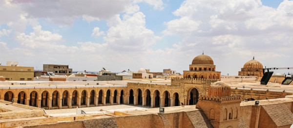 . Vom face un tur ghidat prin vechea Medina pentru a vizta Marea Moschee construita de generalul arab  Uqba Ibn Nafi in 670 AD