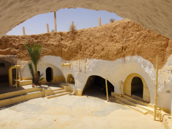 Aici vom remarca arhitectura vernaculara  a locuintelor troglodite ale berberilor tunisieni si vom vedea unul din locurile de filmare a Star Wars deschis vizitatorilor.