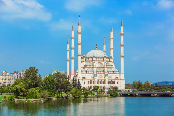 oras in care vom vedea Noua Moschee Merkez Camii, o superba constructie uriasa cu sase minarete, a carei marmura alba se reflecta in raul Seyhan