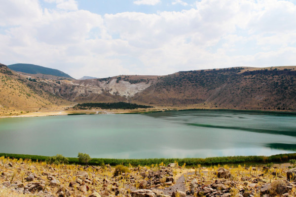 Continuam apoi cu un popas la lacul vulcanic Nar Crater–un lac format in craterul unui fost vulcan aflat intr-un peisaj selenar, tipic cappadocian.