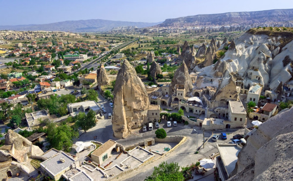 Intr-un peisaj impresionant, in intregime sculptat de eroziune, vizitam Valea Goreme.