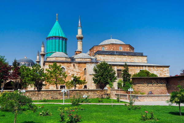 Vizitam cel mai faimos loc din Konya, Mausoleul Mevlana, un loc de pelerinaj pentru credinciosi.