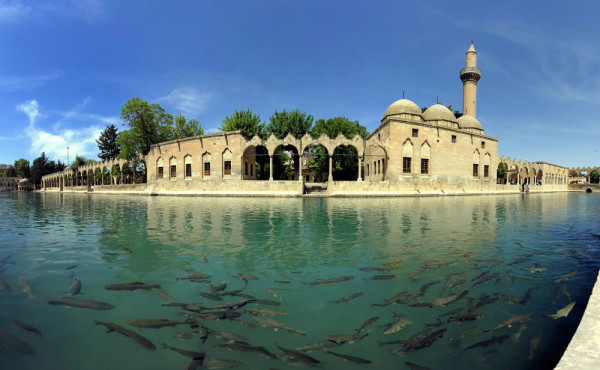 Traseul continua spre Urfa, actualul oras Sanlıurfa sau stravechiul Ur, un oras bine conservat, cu cladiri traditionale si un amalgam de culori care incanta vizitatorul.
