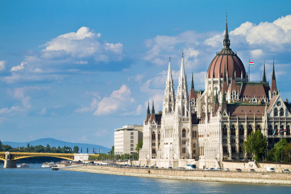 optional, putem vizita cea mai emblematica cladire din Ungaria: magnificul Parlament Maghiar. 