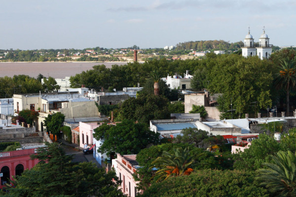 Transfer in port si imbarcare pe ferry boat pentru o traversare de o ora pana la Colonia del Sacramento in Uruguay. Colonia del Sacramento este un oras colonial in sud-vestul Uruguaiului, pe raul Rio de la Plata.