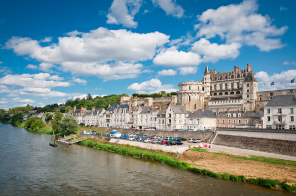 Castelul Amboise-unul din martorii stilului arhitectural renascentist din Franta, amplasat strategic pe un deal parca pentru a veghea intreaga vale a Loarei, locul in care Leonardo da Vinci si-a trait ultimii ani din viata