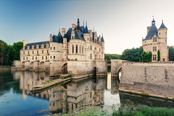 Castelul Chenonceau tronand maiestuos pe raul Cher, construit in Sec al XVI-lea, in general asociat cu Diane de Poitiers si Caterina de Medici, care au marcat istoria locurilor,