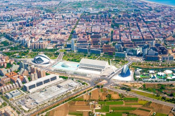 Centrul cultural se intinde pe o suprafata de 2 Km, este construit din cladiri si spatii deschise desprinse din filmele SF