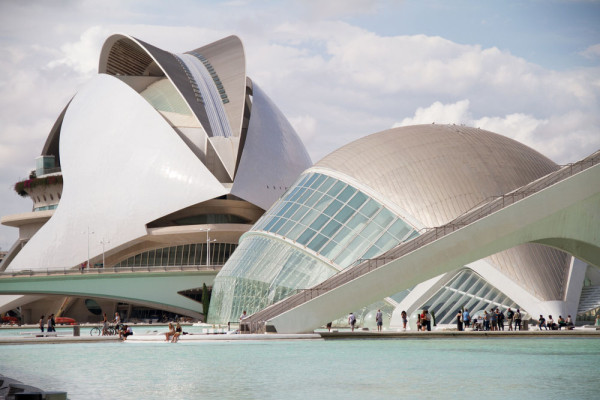 Tur panoramic de oras Valencia in care vom descoperi locuri emblematice: futuristul complex arhitectonic “Orasul Artelor si Stiintelor”, vechea albie a raului Turia,