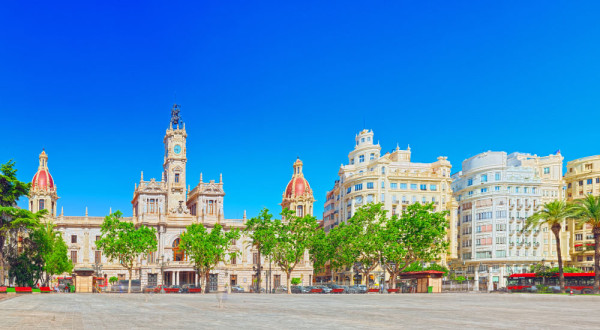 Arena de tauri, Gara de Nord, Primaria, Plaza de la Reina cu Catedrala si turnul El Micalet, Torres de Quart si Torres de Serranos.