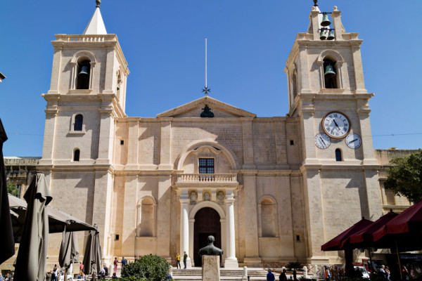 Continuam la pas pe strazile orasului pana la urmatoarea oprire-Catedrala Sf. Ioan–o capodopera a arhitecturii care abunda in sculpturi, morminte in marmura si picturi faimoase.