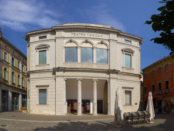 Un alt obiectiv turistic important este Teatro Toniolo, construit in 1912, aflat in apropierea Galeriei Matteotti, zona plina de magazine si foarte aglomerata.