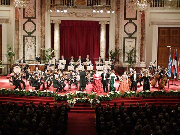 Peste 40 de muzicieni si 4 solisti de opera va vor fascina cu faimoasa muzica a lui Mozart si Strauss intr-o „atmosfera imperiala” la Palatul Imperial Hofburg.