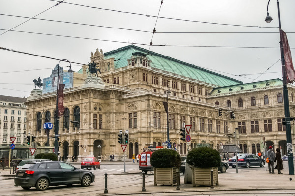 Tur de oras Viena cu ghid local de Lb Romana. Tur panoramic, din autocar, de-a lungul celebrului Ring Vienez: Ministerul de razboi, MAK-muzeul de arta contemporana,  Opera de Stat,
