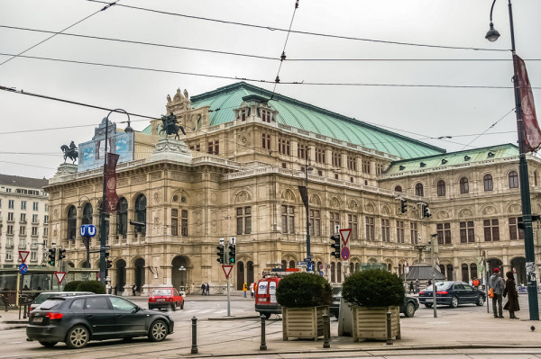 Tur de oras Viena cu ghid local de Lb Romana. Tur panoramic, din autocar, de-a lungul celebrului Ring Vienez: Ministerul de razboi, MAK-muzeul de arta contemporana, Opera de Stat,