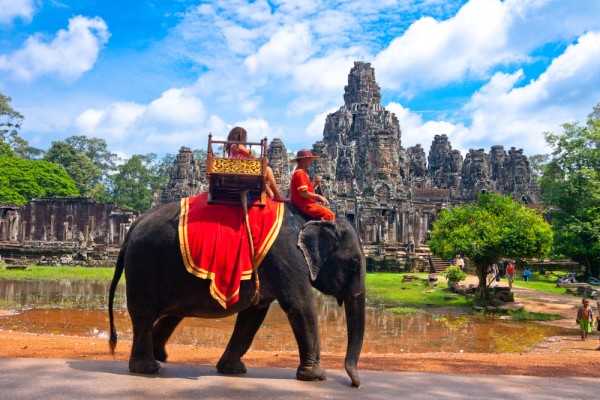 Multumita acestor atractii orasul s-a transformat intr-o adevarata destinatie turistica, dar in ciuda tuturor influentelor internationale, Siem Reap si locuitorii lui si-au pastrat traditiile si cultura.